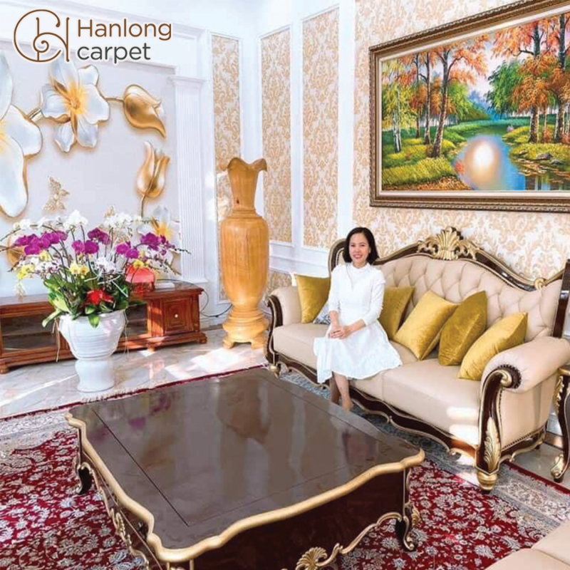 Tấm thảm tông màu đỏ đô làm bừng sáng cả căn phòng