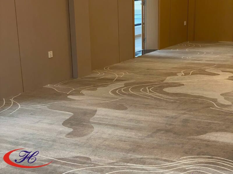 Thảm cách âm là loại thảm được thiết kế đặc biệt với khả năng hấp thụ và ngăn chặn âm thanh lan truyền