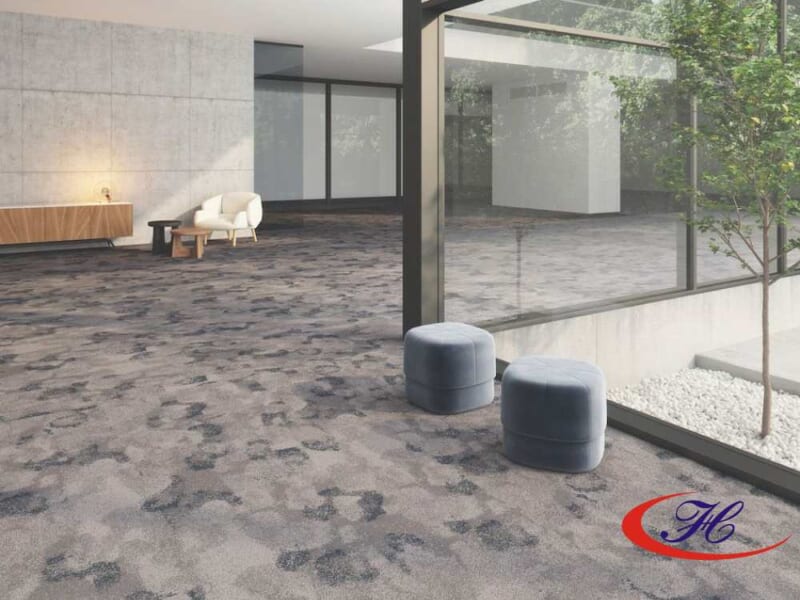 hảm polyester mang lại vẻ đẹp sang trọng, bề mặt bóng nhẹ, phù hợp với không gian cần tính thẩm mỹ cao